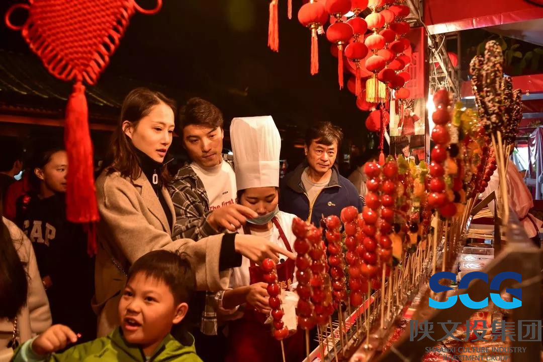 枣园文化广场新春期间让游客朋友免费试吃品尝街区的特色美味佳肴
