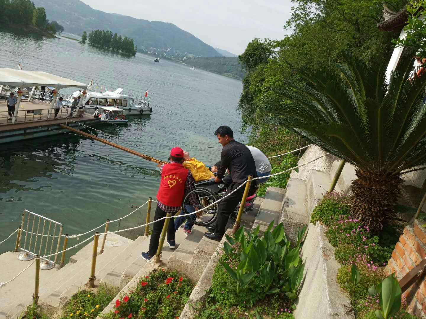 安康瀛湖景区工作人员认真细心服务