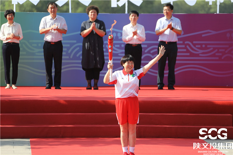 “十四运”柔道比赛在韩城举办，公司文化顾问贾雪芹点燃了圣火盆。